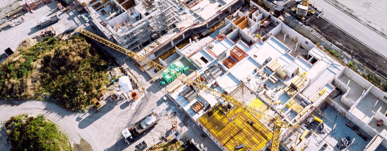 Baustelle der Hinner Bauunternehmung mit Rohbau im Landkreis Dachau
