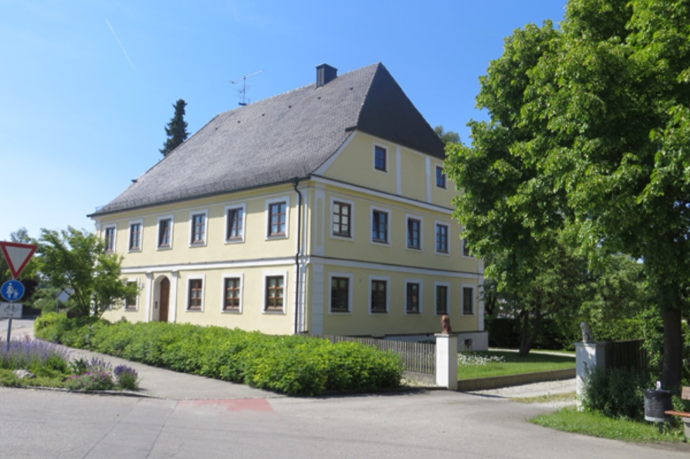 Denkmalgeschütztes ehemaliges Schulhaus in Schwabhausen nach der Sanierung