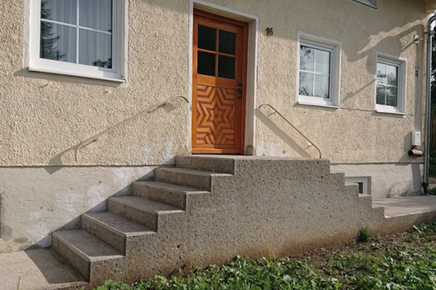 Neu gestalteter Zugangsbereich mit Betontreppe in Hirtlbach